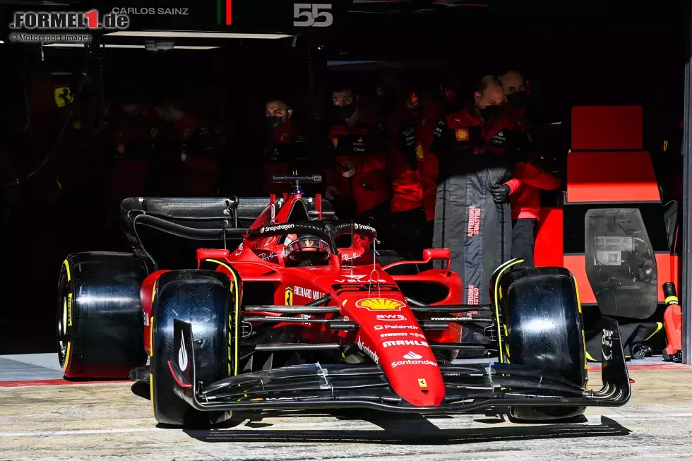 Foto zur News: ... wird diese Leistung nur von beiden Ferrari-Fahrern zusammen: Charles Leclerc und Carlos Sainz kommen am zweiten Testtag auf gemeinsam 150 Runden. Entspricht 700 Kilometern in Barcelona.