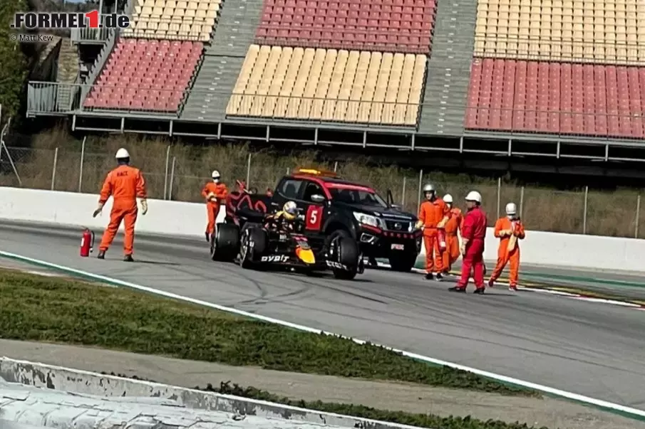 Foto zur News: Für die erste Rotphase der diesjährigen Wintertests sorgt Sergio Perez am Vormittag. Sein Auto rollt aus nach Defekt. Ursache: unklar. Es könnte an der Benzinpumpe gelegen haben oder am Getriebe. Fest steht nur ...