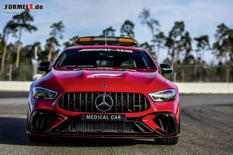 Foto zur News: Das neue Medical-Car steht für eine schnelle Notfallversorgung parat und ist mit bis zu drei Medizinern besetzt, darunter Dr. Ian Roberts, Medizinischer Rettungskoordinator der FIA. Im Fond nehmen ein oder zwei lokale Mediziner Platz. Sie kommen aus einer Spezialklinik nahe der jeweiligen Rennstrecke.