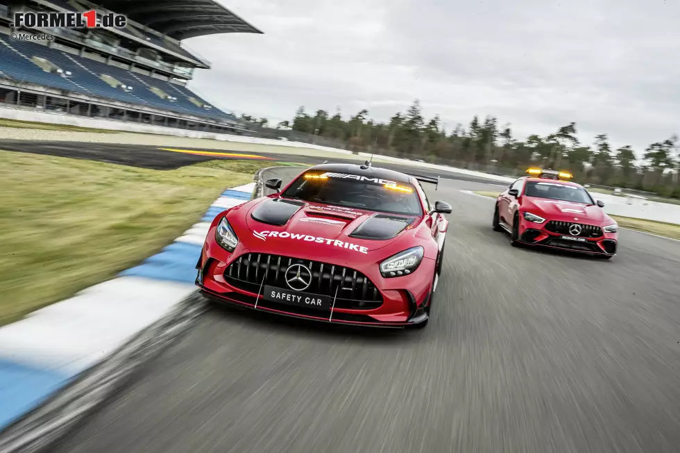 Foto zur News: Das Safety-Car kommt sogar auf eine Höchstleistung von 730 PS. Die Fahrleistungen sind mehr als ausreichend. So erledigt die Serienversion des Mercedes-AMG GT Black Series den Spurt von null auf 100 km/h in 3,2 Sekunden. Die Höchstgeschwindigkeit wird erst bei 325 km/h erreicht.