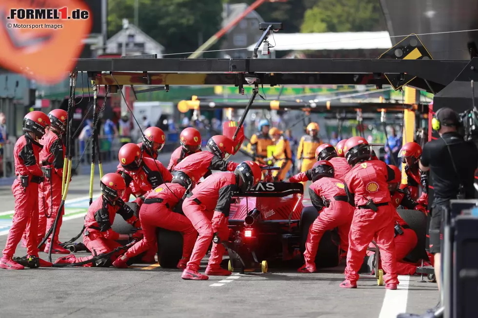 Foto zur News: #4 Belgien 2022: Mit einer Gridstrafe im Gepäck war es klar, dass die Chancen von Leclerc in Spa eher gering sind. Im Rennverlauf zeigt sich, dass Ferrari gegen die Pace von Red Bull komplett chancenlos ist. Da Leclerc kurz vor Schluss auf Rang 5 liegt, beordert ihn Ferrari in Runde 42 von 44 zur Box, um ...