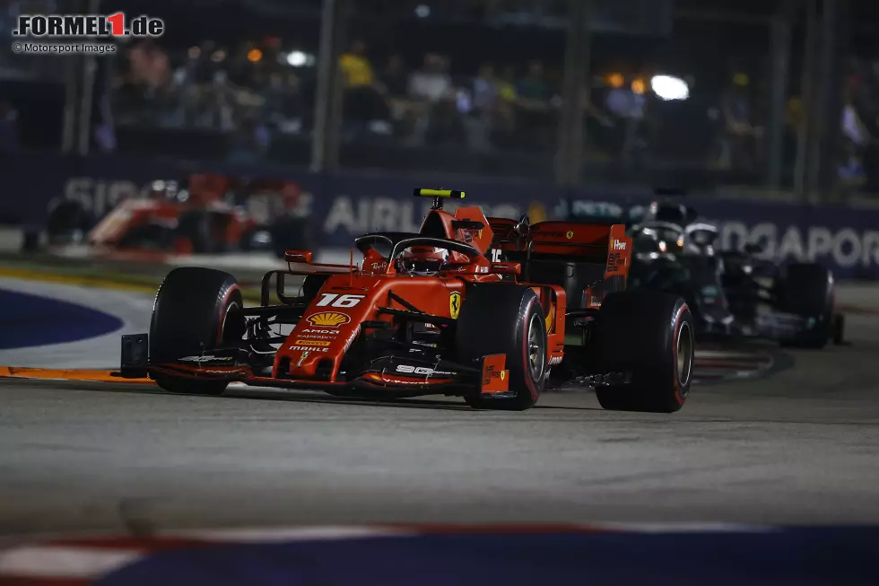 Foto zur News: #6 Singapur 2019: Die Vorzeichen für Leclercs 3. Sieg in Serie stehen gut: Von der Pole gestartet kontrolliert der Monegasse das Rennen vor Hamilton und Teamkollege Vettel. In Runde 19 holt Ferrari den Heppenheimer an die Box, um einen Undercut gegen Hamilton zu vollziehen, und das mit Erfolg! Doch als Leclerc ...