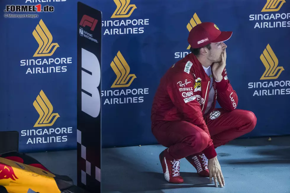 Foto zur News: ... eine Runde später hereinkommt, wird klar, dass Vettel auch der Undercut gegen seinen Teamkollegen gelungen ist. Leclerc schäumt am Funk, dass man ihm den Sieg mit der Strategie weggenommen hat, doch Ferrari behält die Reihenfolge bei. Am Ende steht ein Doppelsieg für die Scuderia, doch möglicherweise in der falschen Reihenfolge?