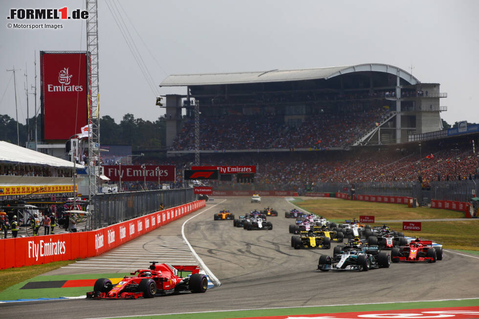 Foto zur News: #11 Deutschland 2018: Wieder Uneinigkeit am Funk bei Ferrari: Vettel geht von der Pole in sein Heimrennen und kann die Führung zunächst behaupten. Mit einem frühen Stopp in Runde 14 gelingt Teamkollege Räikkönen jedoch ein Undercut gegen Bottas auf P2 und auch gegen Vettel. Als der Deutsche ...