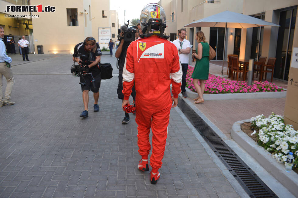 Foto zur News: ... davon ausgeht, dass seine vorherige Runde reicht. Doch Pustekuchen. Ferrari hat sich verrechnet: Die hinteren Fahrer verbessern sich und Vettel scheidet mit P16 bereits in Q1 aus, während Teamkollege Räikkönen am Ende 3. wird. Im Rennen folgt jedoch eine Aufholjagd auf den 4. Platz, doch mit dem Podium wird es nichts.