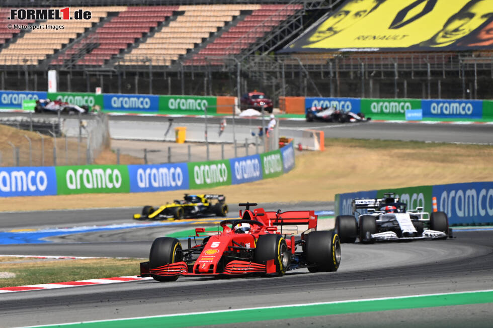 Foto zur News: #19 Spanien 2020: Mit dem SF1000 kämpfen Leclerc und Vettel wegen der fehlenden Motorleistung zumeist nur im Mittelfeld, daher ist die Pace der Roten auf der kurvenreichen Strecke in Barcelona relativ gut. Die von Ferrari gewählte Strategie für Vettel ist jedoch ziemlich überraschend: Auf den Medium-Reifen gestartet, legt ...