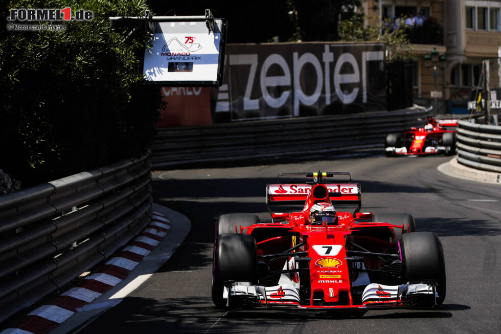 Foto zur News: #20 Monaco 2017: Versteckte Teamorder, ja oder nein? Im Fürstentum holt Räikkönen vor Vettel seine erste Pole seit 9 Jahren. Den Rennstart gewinnt er ebenfalls, ehe er in Runde 34 an die Box geholt wird, um einen Undercut seitens Verstappen und Bottas von hinten abzuwehren. Sein Teamkollege bleibt jedoch draußen, ...