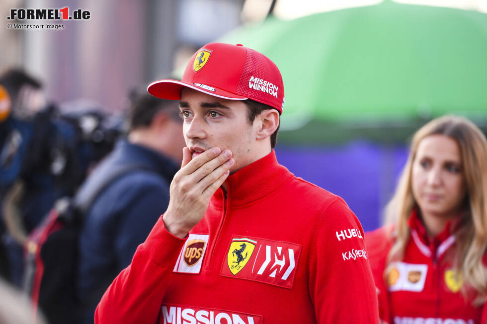 Foto zur News: ... auf P5 liegend, holt Ferrari Leclerc in Runde 47 - fünf Runden vor dem Ende - noch einmal herein für die schnellste Rennrunde, die dem Monegassen auch gelingt. Doch mit Platz 5 bei über 50 Sekunden Rückstand auf Verstappen auf P4 viel zu wenig. Ein Podium wäre mindestens drin gewesen.