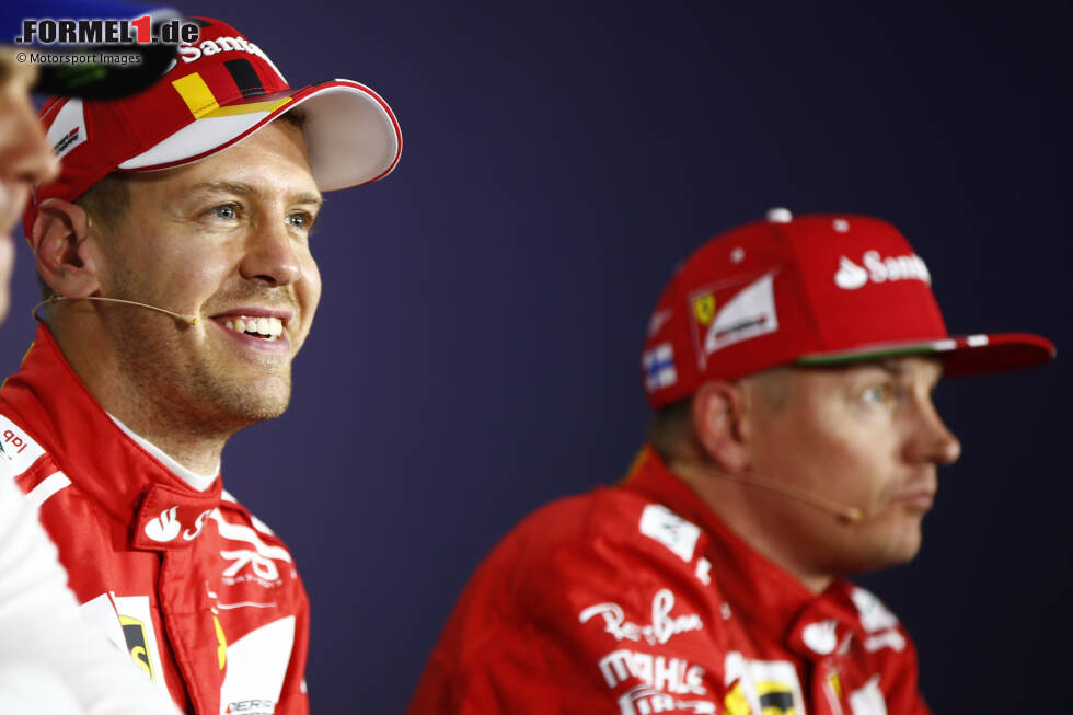 Foto zur News: ... zu vermeiden, wodurch seine Pace einbricht. Teamkollege Räikkönen hinter ihm würde gerne vorbei, darf aber nicht, da Vettel ein leichtes Opfer für die Mercedes-Piloten dahinter wäre. Vettel rettet den Doppelsieg für Ferrari ins Ziel, aber Räikkönen ist nicht gerade erfreut über die Teamtaktik, die ihm eine Chance auf den Sieg nimmt.