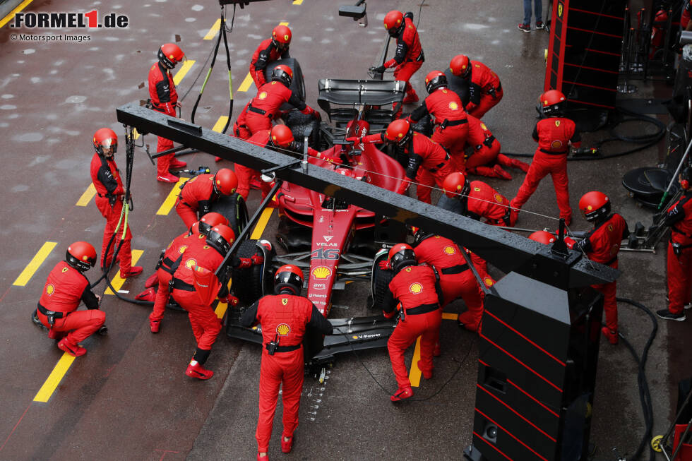 Foto zur News: ... Wechsel auf Inters an die Box. Der Red-Bull-Pilot lag vorher 8 Sekunden hinter dem Führenden Leclerc. Bei Ferrari ist man sich jedoch unsicher, was man machen soll: Sofort reinkommen und den Undercut abwehren? Oder später direkt von den Extrem-Regenreifen auf die Trockenreifen wechseln? Während Sainz am Funk auf P2 klar macht, ...