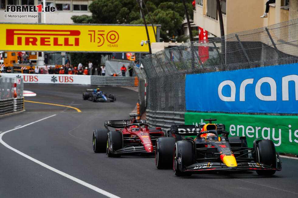 Foto zur News: ... dass er Variante 2 durchziehen will, wählt Ferrari bei Leclerc keine der beiden Varianten. Erst 2 Runden nach Perez&#039; Stopp holt man den Monegassen rein, aber der Mexikaner hat schon viel zu viel Zeit gewonnen. Leclerc kommt deutlich hinter ihm und auch Max Verstappen heraus, womit P4 und wieder kein Sieg im Fürstentum besiegelt ist.