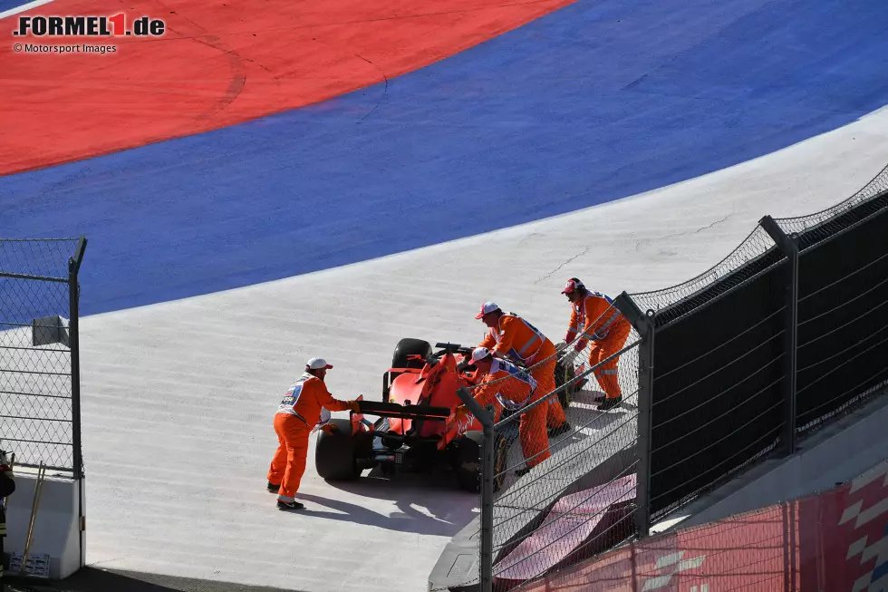 Foto zur News: ... die alte Ordnung durch einen Undercut von Leclerc wiederherzustellen. Als Vettel in Runde 26, und damit vier Runden später als sein Teamkollege, sein Reifenwechsel absolviert, ist der Monegasse tatsächlich vorne. Nur 2 Runden später fällt Vettel mit einen Motorproblem jedoch aus und stellt sein Auto ungünstig ...