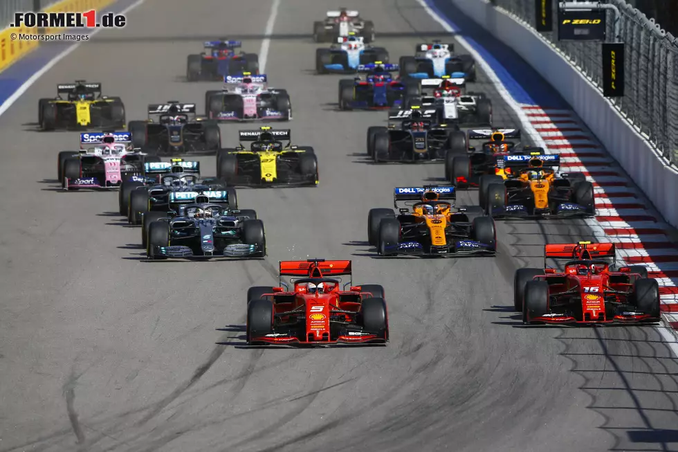 Foto zur News: #1 Russland 2019: Totales Chaos am Funk bei Ferrari: Der von der Pole ins Rennen gegangene Leclerc zieht den an Rang 3 gestarteten Vettel im Windschatten auf dem langen Weg zur ersten Bremszone, um eine Ferrari-Doppelführung zu kreieren. Der Plan geht auf, doch statt Leclerc führt nun ...