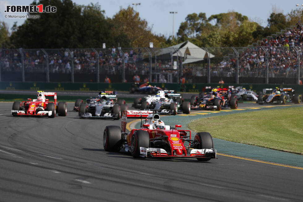 Foto zur News: #8 Australien 2016: Von den Plätzen 3 und 4 gestartet, legen die Ferrari-Piloten Vettel und Räikkönen einen Raketenstart hin, überholen beide Mercedes-Piloten in den ersten zwei Kurven und bilden eine Ferrari-Doppelführung. Während der Finne die Pace jedoch nicht mitgehen kann und zurückfällt, baut Vettel seinen ...