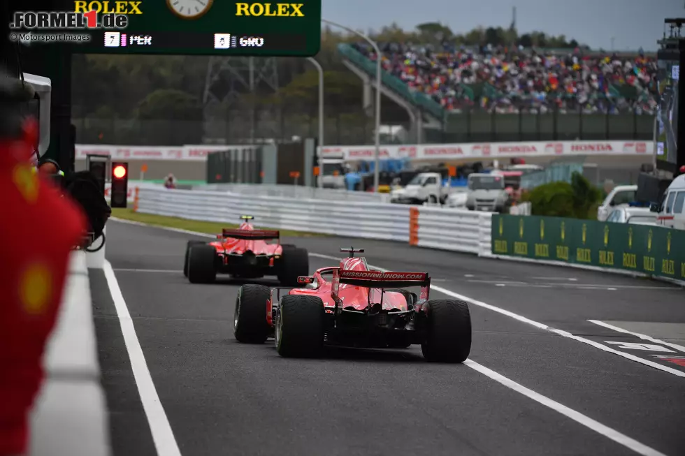 Foto zur News: #2 Japan 2018: Erneut droht im letzten Qualifyingsegment Regen, während die Strecke mit Start des Q3 noch hauptsächlich trocken ist. Ferrari schickt jedoch sowohl Vettel als auch Räikkönen mit Intermediates auf die Strecke, während der Rest mit Trockenreifen Bestzeiten fährt. Nach der Outlap holt Ferrari beide Piloten rein und wechselt ...