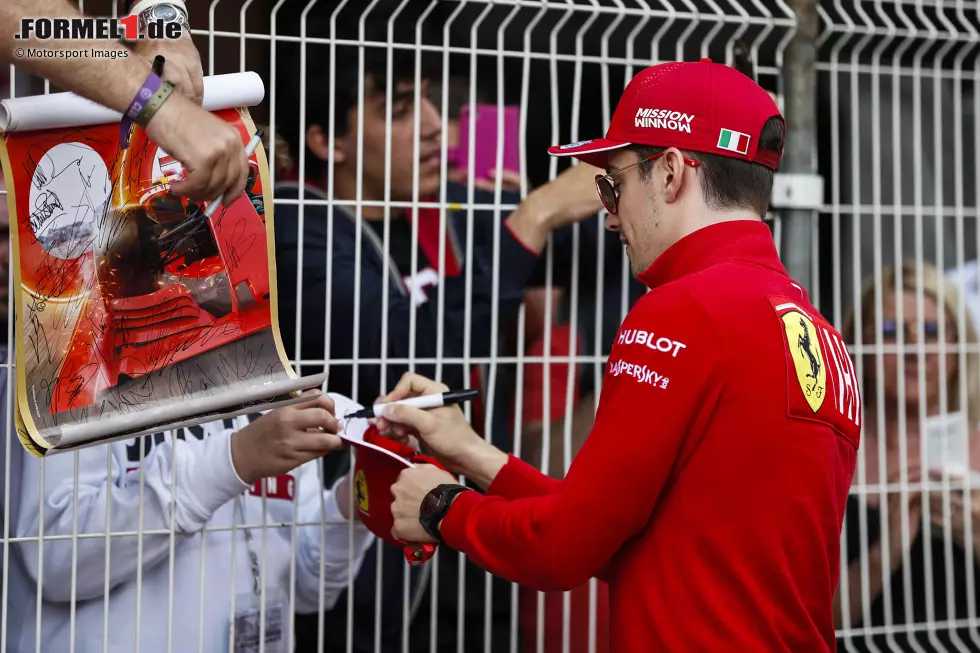 Foto zur News: #5 Monaco 2019: Leclerc ist bei seinem ersten Heimrennen für Ferrari im Fürstentum der umjubelte Star. Mit der schnellsten Zeit im dritten Training gilt er als einer der Favoriten für das wichtigste Qualifying des Jahres. Doch für den Monegassen ist bereits mit Rang 16 in Q1 Schluss, nachdem sich ...