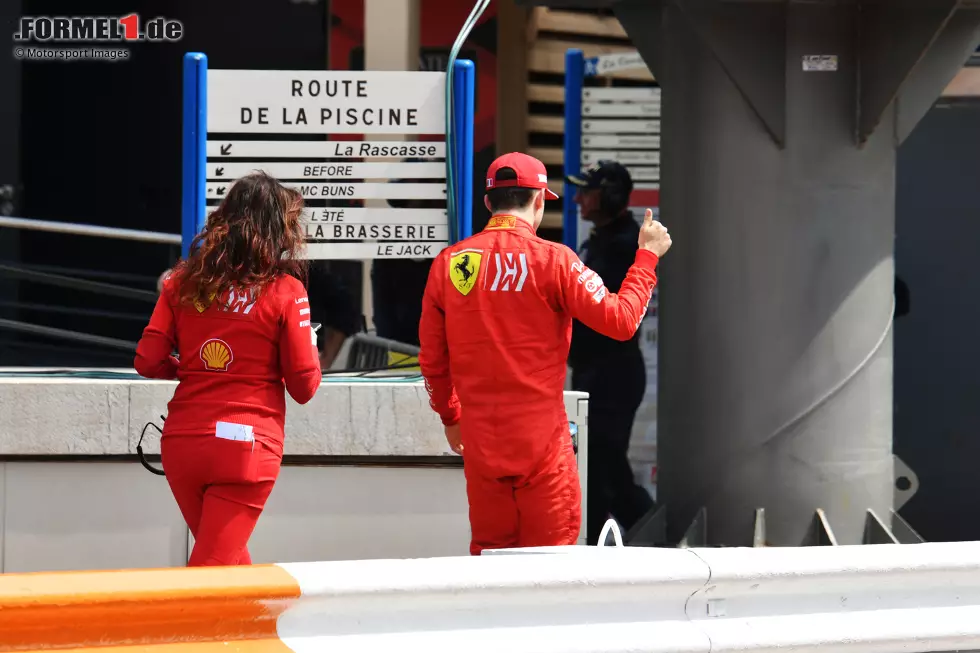 Foto zur News: ... sein Ferrari-Team verpokerte. Nach den ersten Läufen liegen Vettel und Leclerc nur im Mittelfeld, doch man entscheidet sich, den Lokalmatador in der Box zu lassen und Reifen zu sparen. Die Strecke wird jedoch immer besser, sodass Leclerc auf P16 rutscht und keine Chance mehr hat, seine Zeit zu verbessern. Leclerc ...