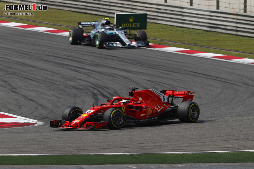 Foto zur News: #16 China 2018: In Shanghai holt Ferrari überlegen die Poleposition vor Mercedes mit P1 und P2 für Vettel und Räikkönen. Der Deutsche führt das Rennen mit etwa 3,5 Sekunden vor Valtteri Bottas an und steht im 3. Saisonrennen vor dem 3. Sieg. Doch in Runde 19 versucht der Finne einen Undercut, ...