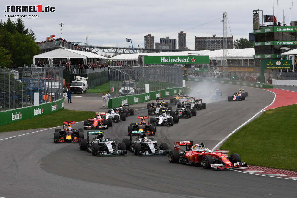 Foto zur News: #15 Kanada 2016: Der SF16-H ist kein Siegerauto, aber in Montreal bietet sich eine große Chance. Von P3 gestartet überholt Vettel mit einem Raketenstart gleich beide Mercedes und übernimmt die Führung des Rennens. Diese kann er gegen Hamilton auch verwalten, ehe in Runde 11 das virtuelle Safety-Car aktiviert wird ...