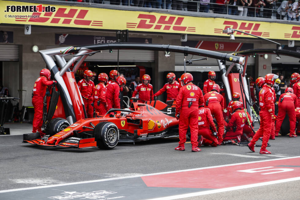 Foto zur News: ... reagiert Leclerc an der Spitze, was ihm zu einer Zweistoppstrategie im 71-Runden-Rennen zwingt. In Runde 23 kommt Lewis Hamilton für frische harte Reifen an die Box, um Vettel vor sich im Rennen der Einstopper zu undercutten: Mit Erfolg. Ferrari kann mit Vettel nicht reagieren und versucht ihn bis Runde 37 fahren zu lassen, um ...