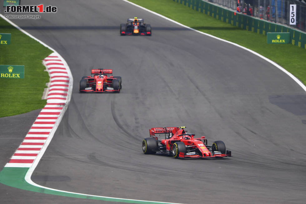 Foto zur News: #14 Mexiko 2019: Auch hier ist Ferrari ein möglicher Sieg durch die Lappen gegangen. Von der Pole gestartet dominieren Leclerc und Vettel die Anfangsphase auf P1 und P2, während der an P3 liegende Alexander Albon im Red Bull in Runde 14 einen Undercut versucht. Eine Runde später ...