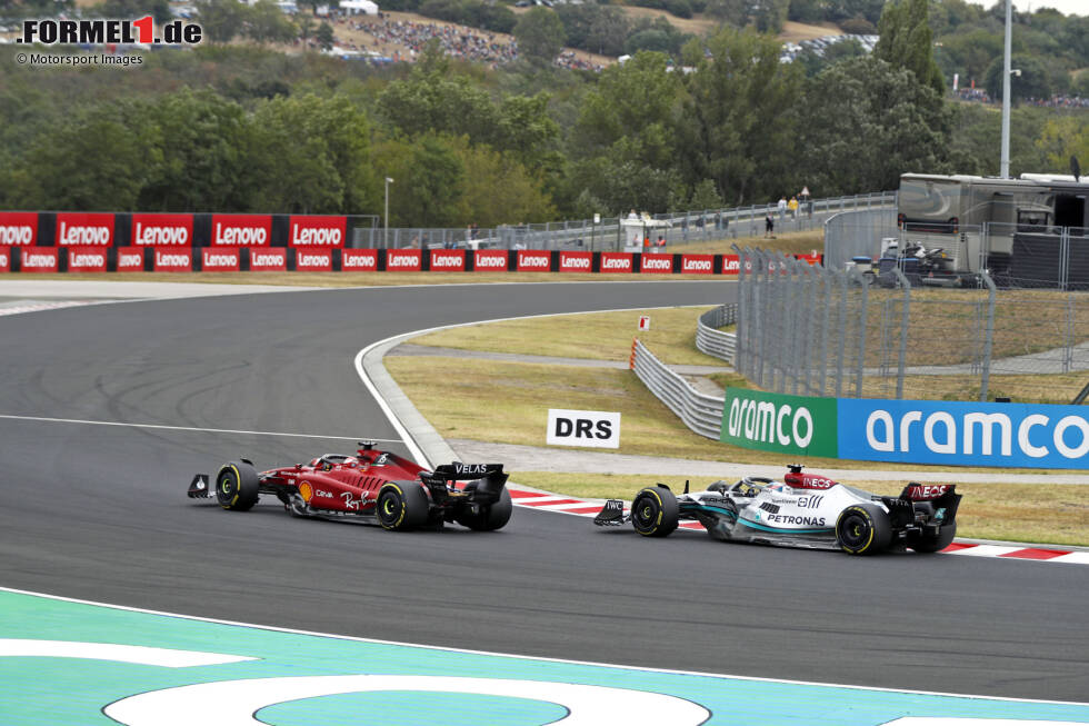 Foto zur News: #13 Ungarn 2022: Leclerc kann im ersten Renndrittel von P3 in der Startaufstellung mit einem Overcut von Medium auf Medium an Pole-Mann George Russell und Teamkollege Carlos Sainz vorbeigehen. Die größte Gefahr stellt jedoch der von P10 gestartete Max Verstappen im Red Bull dar, der auf Softs losfährt und später ...