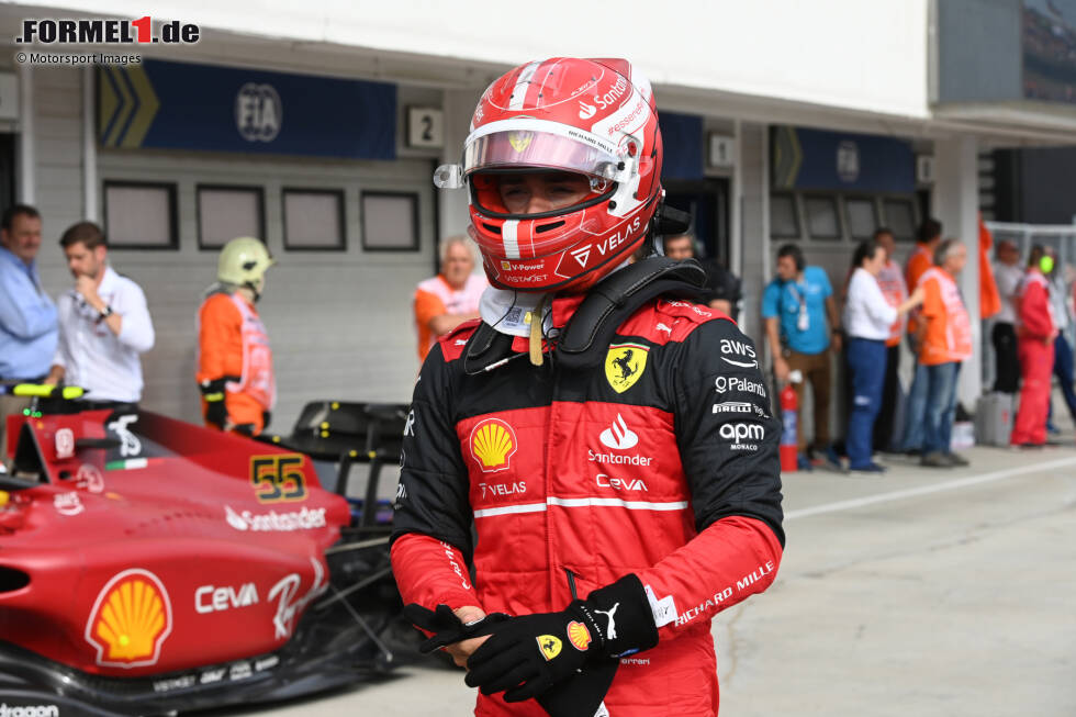 Foto zur News: ... der Soft nicht so lange halten würde. Der harte Reifen hat jedoch keine Pace und ist schwer auf Temperatur zu bringen, was zuvor schon anderen Teams zum Verhängnis wurde und Ferrari hätte sehen müssen. Verstappen gewinnt das Rennen locker, wobei Leclerc mangels Pace noch einmal reinkommen muss und nur 6. wird.