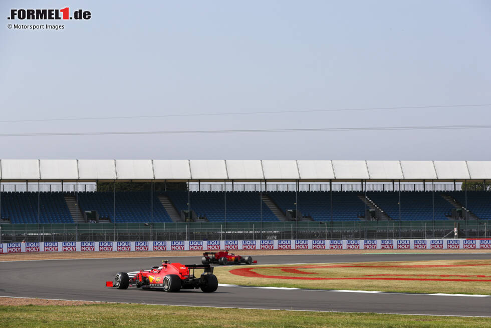 Foto zur News: ... und müsste den Heppenheimer überholen. Das Risiko will Ferrari wohl nicht eingehen. Das Problem ist jedoch, dass Vettel auf den harten Reifen unterwegs war und jetzt 30 Runden auf dem Medium fahren müsste. Da diese Einstoppstrategie nicht funktionieren würde, holt man Vettel nur 11 Runden später noch einmal an die Box, was ...