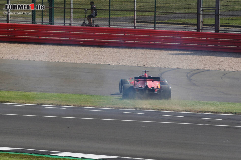 Foto zur News: #18 70-Jahres-Jubiläumsrennen 2020: Beim zweiten Rennen in Silverstone 2020 erwischt es Vettel zunächst am Start mit einem selbstverschuldeten Dreher. Er kann sich aber gut zurückkämpfen, ehe sein Team einen Boxenstopp in Runde 22 beordert, denn: Von hinten kommt Teamkollege Leclerc mit frischeren Reifen ...