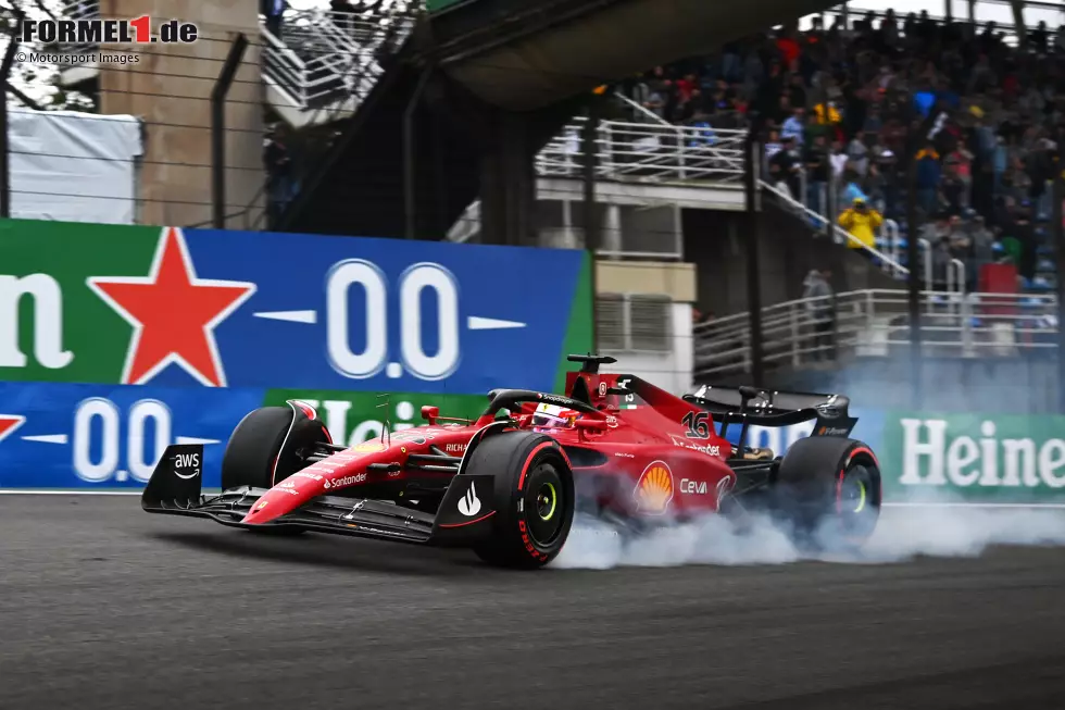 Foto zur News: ... Leclerc mit Intermediates auf die Strecke. Die Fehlentscheidung wird ersichtlich, doch zur Verwunderung vieler lässt man den Monegassen weiterfahren. Erst 2 Runden später kommt der Wechsel auf Trockenreifen, doch jetzt ist die Strecke zu nass und eine rote Flagge draußen. Leclerc wird 10., während Haas-Pilot Magnussen die Pole holt.