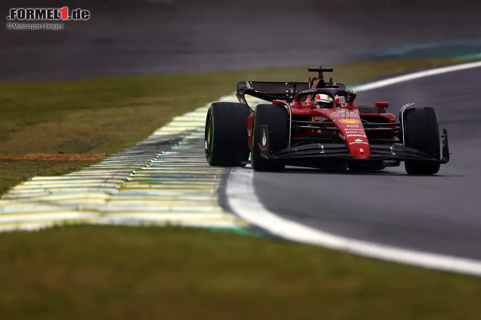 Foto zur News: #7 Brasilien 2022: Im Qualifying zum Sprintrennen in Sao Paulo schwebt Regen über der Strecke in Interlagos. In Q1 und Q2 konnten die schnellsten Zeiten noch mit den Trockenreifen gefahren werden und auch zu Q3-Beginn ist der Asphalt trocken. Ferrari glaubt jedoch an einen schnellen Wetterumschwung und schickt ...