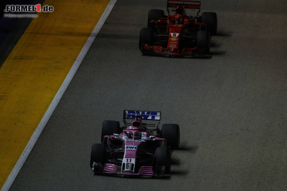 Foto zur News: ... der jedoch nicht funktioniert, da Vettel nach seinem Stopp im Verkehr hinter Perez im Racing Point herauskommt und die frischen Reifen nicht nutzen kann. Hamilton cruist ungefährdet zum Sieg und später in der Saison auch zum WM-Titel, während sich Verstappen mit einem Overcut seinen 2. Platz beim Nachtrennen wiederholt.