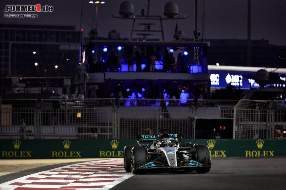 Foto zur News: Mercedes und Ferrari werden sich also strecken müssen, um Max Verstappen schlagen zu können. Nach dem Trainingstag am Freitag sieht der Niederländer wie der klare Favorit aus, doch in Abu Dhabi kann Einiges passieren. Das hat spätestens das Herzschlagfinale um die Meisterschaft vor einem Jahr gezeigt.