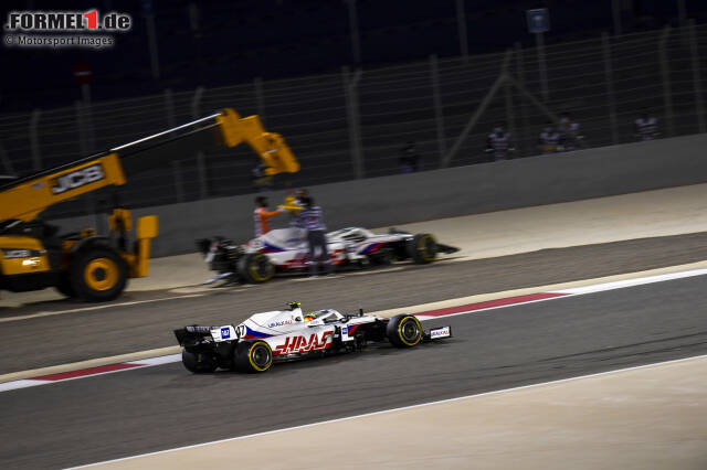 Foto zur News: Bahrain 2021: Während sich sein Teamkollege Nikita Masepin beim ersten Wochenende der Saison gleich dreimal dreht und in Runde 1 aus dem Rennen crasht, erwischt es Schumacher selbst nach dem Safety-Car-Neustart. Nach der vierten Kurve steigt der Deutsche zu früh aufs Gas, dreht sich, kann aber weiterfahren. P16 wird es beim Debüt.