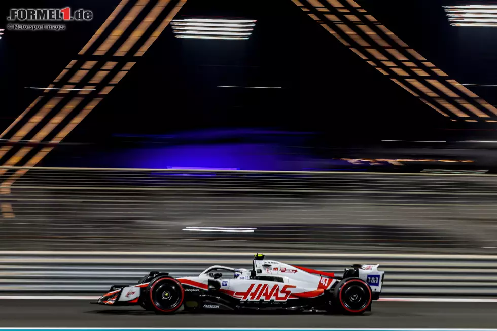 Foto zur News: Abu Dhabi 2022: Nachdem Haas bereits die Entscheidung pro Hülkenberg für 2023 getroffen hat, leistet sich Schumacher beim Saisonfinale noch ein Malheur. In Runde 39 berührt er Nicholas Latifi in Kurve 5 am Heck, woraufhin sich beide drehen. Laut Rennkommissaren allein seine Schuld. Mit P16 landet er trotzdem vor Teamkollege Magnussen.