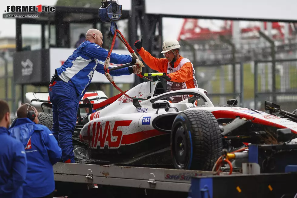 Foto zur News: Japan 2022: Im ersten Freien Training von Suzuka setzt Schumacher seinen Haas kurioserweise erst nach Ablauf der Zeit in die Mauer. Auf der Runde in die Box rutscht er bei nassen Bedingungen in Kurve 7 von der Strecke. Dabei wird der Haas so zerstört, dass der Deutsche im zweiten Training zuschauen muss.