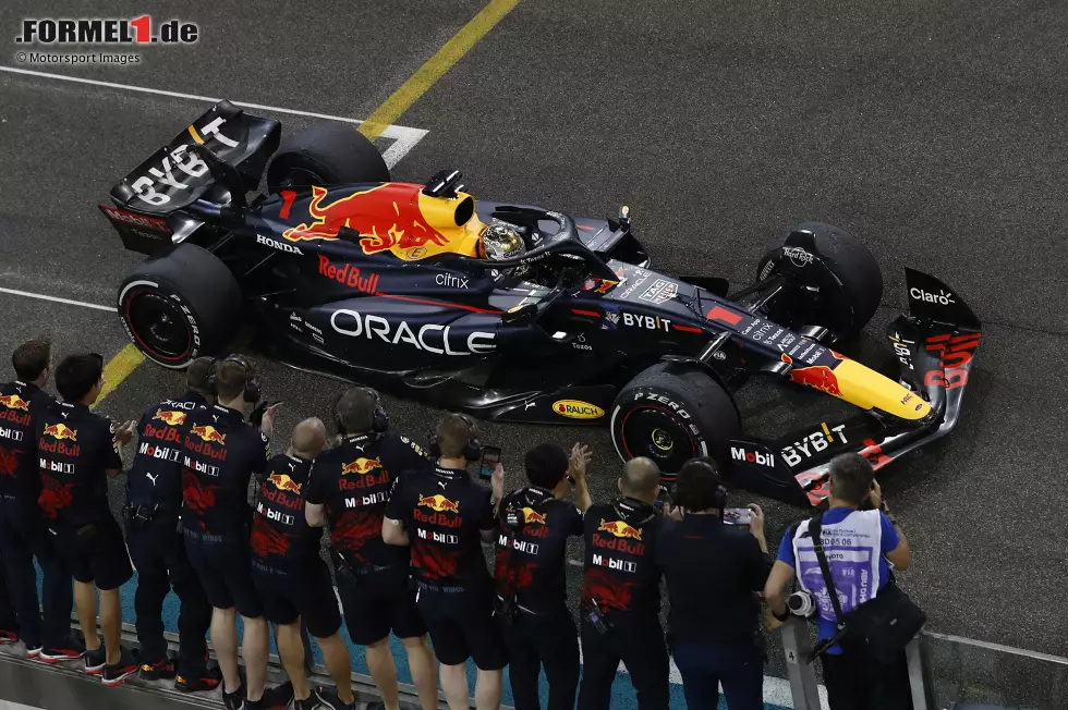 Foto zur News: Max Verstappen (1): Obwohl er Perez im Qualifying Windschatten spendete, war er mehr als zwei Zehntel schneller als sein Teamkollege. Eigentlich wäre der Vorsprung also noch größer gewesen. Auch im Rennen dann wieder in einer eigenen Liga, verwaltete den Vorsprung vorne im Schongang. Ein passender Abschluss seiner Saison!