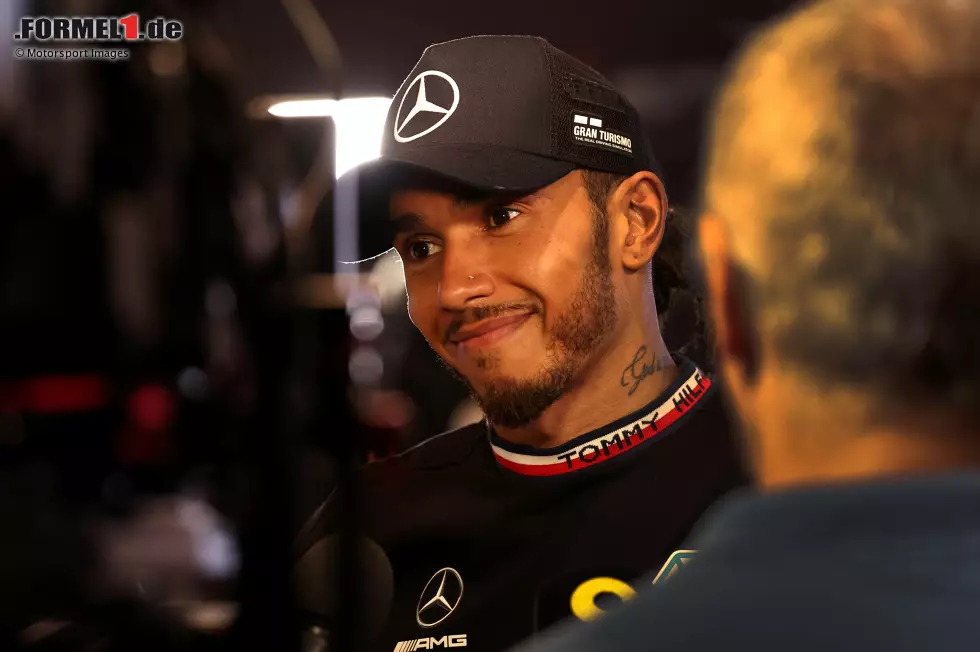 Foto zur News: Lewis Hamilton (3): Von der reinen Performance her wäre es eigentlich eine bessere Note gewesen. Im Zweikampf mit Sainz zu Beginn hat er sich allerdings nicht clever angestellt - und dabei womöglich das Auto beschädigt. Sagt selbst, dass ein Ausfall zum Abschluss irgendwie zu seiner ganzen Saison passt.