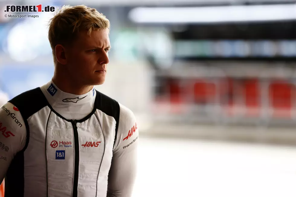 Foto zur News: Mick Schumacher (4): Und auch hier war sich die Redaktion nicht einig. Denn eigentlich lag der Deutsche in den Punkten, als er von einem Trümmerteil getroffen wurde, das sein Rennen faktisch beendete. Die Mehrheit zieht allerdings den Fehler im Qualifying und auch die Strafe am Ende ab. So reicht es dann nicht mehr zur 3.