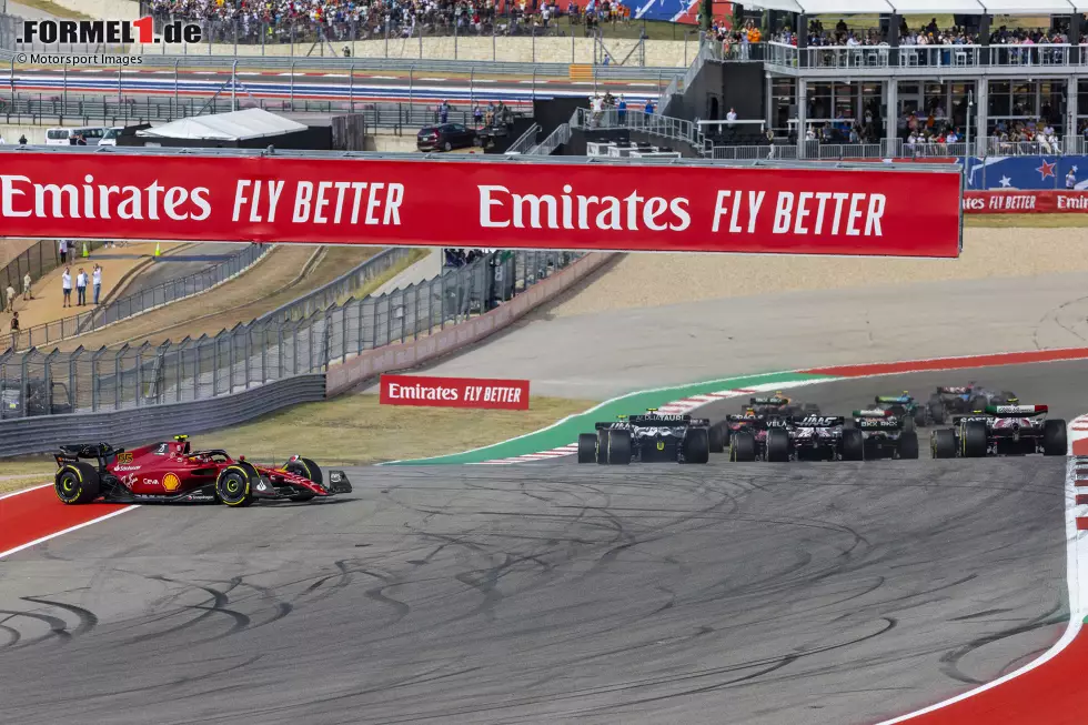 Foto zur News: Carlos Sainz (3): Hier haben wir uns schwergetan, weil neben dem Qualifying lediglich die ersten Meter zu bewerten waren. Und zwar war die Qualifikation mit der Pole top. Die einzigen Eindrücke aus dem Rennen bleiben allerdings der verlorene Start und der Russell-Unfall. Schwierig zu benoten.