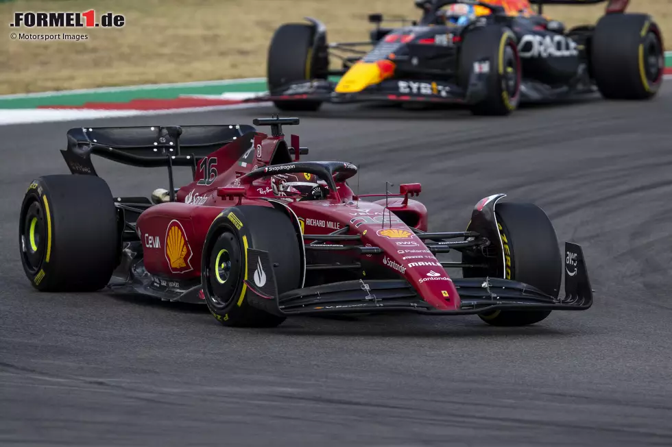 Foto zur News: Charles Leclerc (2): Ist selbst nicht zufrieden mit seinem Qualifying, das er gegen den Teamkollegen verloren hat. Im Rennen dann eine gute Aufholjagd, bei der er aber natürlich auch vom Safety-Car profitierte. Ein tolles Duell gegen Verstappen, am Ende allerdings chancenlos. Trotzdem eine gute Leistung.