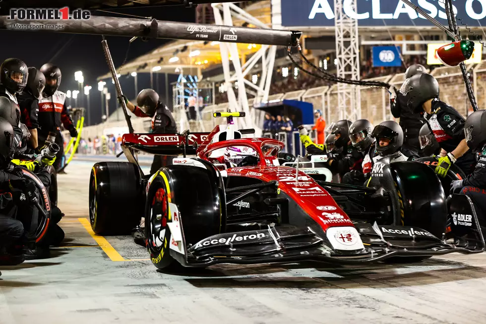 Foto zur News: Guanyu Zhou (3): In Qualifying und Rennen deutlich hinter Bottas, aber das war zu erwarten. P10 am Ende war angesichts der zahlreichen Ausfälle natürlich glücklich, aber trotzdem unterm Strich eine sehr solide Leistung für einen Rookie. Hat keine größeren Fehler gemacht. Ein ordentliches Debüt.