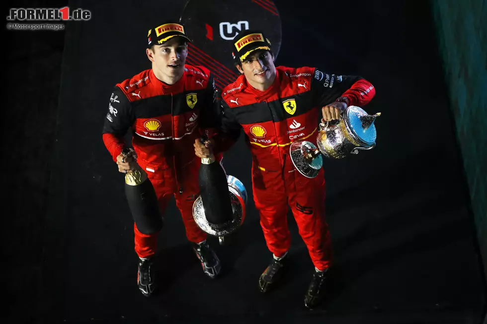 Foto zur News: Carlos Sainz (3): Ist selbst nicht zufrieden und spricht von seiner schlechtesten Leistung für Ferrari. Fakt ist, dass es ohne Safety-Car und Verstappen-Ausfall keinen Doppelsieg gegeben hätte. Auch im Qualifying schon hinter dem Red Bull. Insgesamt etwas zu wenig für eine 2.