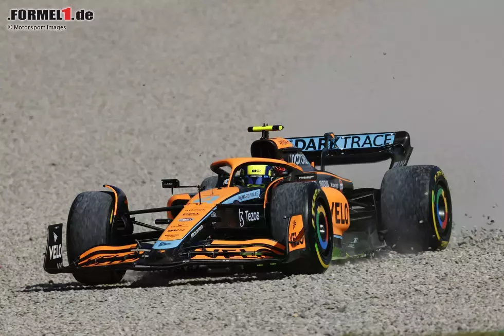 Foto zur News: ... Lando Norris hat Probleme. Erst rodelt der McLaren-Pilot durch den Kies, dann beschädigt er sich seinen neuen Unterboden. Auch von der Pace ist McLaren weit weg. Besser läuft es für einen Deutschen, nämlich ...