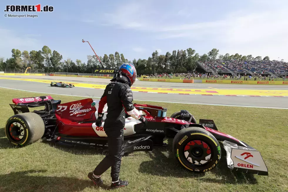 Foto zur News: ... die beiden Alfa-Romeo-Piloten. Guanyu Zhou muss im ersten Training das Cockpit an Robert Kubica geben, Valtteri Bottas kommt in der zweiten Session nur drei Runden weit, bevor er ausrollt. Doch auch ...