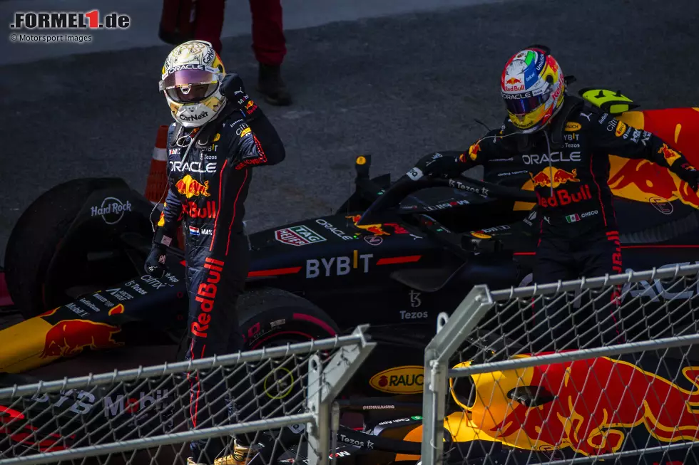 Foto zur News: Max Verstappen (3): Nur eine 3 für den Sieger? Ja, denn bei seinem Abflug hatte er - wie er selbst zugibt - unfassbares Glück. Bei Sainz haben wir gesehen, dass das auch ganz anders ausgehen kann. Zudem im Duell mit Russell etwas die Nerven verloren und nur dank der Strategie wieder an Perez vorbeigekommen. Trotz Sieg keine Glanzleistung.