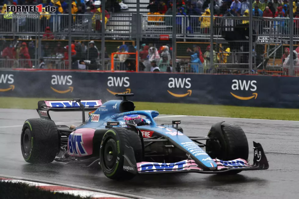 Foto zur News: Fernando Alonso (2): Wieder einmal Pech für den Spanier. Sein Motorenproblem verhinderte ein besseres Ergebnis. Das Qualifying natürlich als absolutes Highlight. Hätte die 1 eigentlich verdient gehabt. Aber die ruinierte er sich ganz am Ende mit der (berechtigten) Strafe, die zwei Positionen kostete.