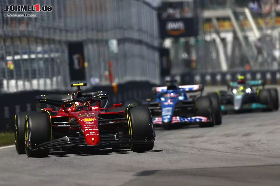 Foto zur News: Carlos Sainz (2): Abziehen kann man ihm das Qualifying. Hätte in Abwesenheit von Leclerc in Q3 die Kohlen für Ferrari aus dem Feuer holen können. P3 war dann allerdings zu wenig, um Verstappen beim Start angreifen zu können. Im Rennen eine gute Leistung - aber zu wenig gegen einen überragenden Verstappen.