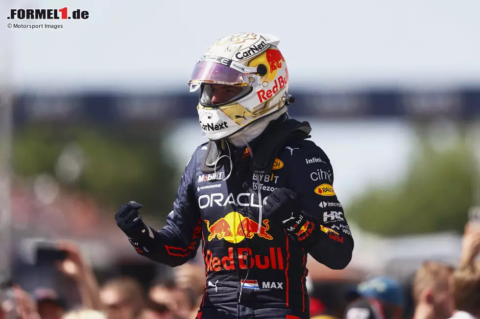 Foto zur News: Max Verstappen (1): Was soll man da abziehen? Im Qualifying mehr als sechs Zehntel vor dem Rest der Welt, im Rennen am Ende auf alten Reifen und ohne Funk gegen Sainz verteidigt und keine Fehler gemacht. So ist er auf dem Weg zur Titelverteidigung wohl kaum zu stoppen!