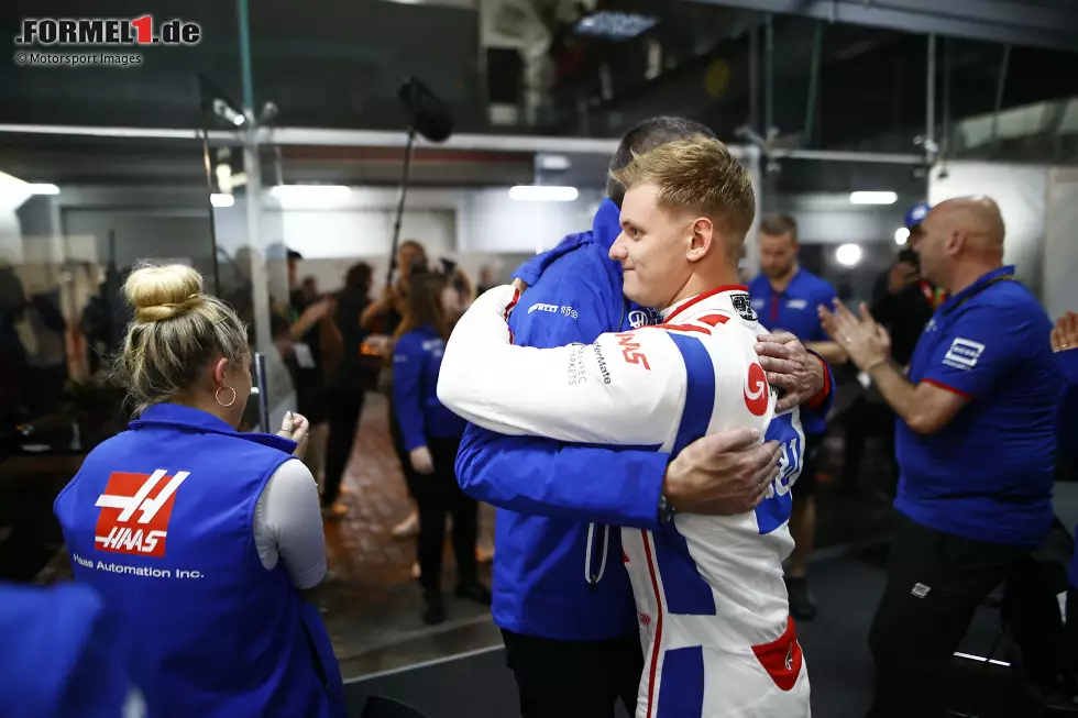 Foto zur News: Mick Schumacher (4): Auch der Deutsche verpasst die 3 knapp. Ja, Rennen und vor allem der Sprint waren deutlich besser. Aber wenn er im Qualifying Letzter wird, während der Teamkollege den Haas auf Pole stellt, dann ist die Bürde für das Wochenende fast schon zu groß. Fährt in Abu Dhabi wohl sein vorerst letztes Formel-1-Rennen.